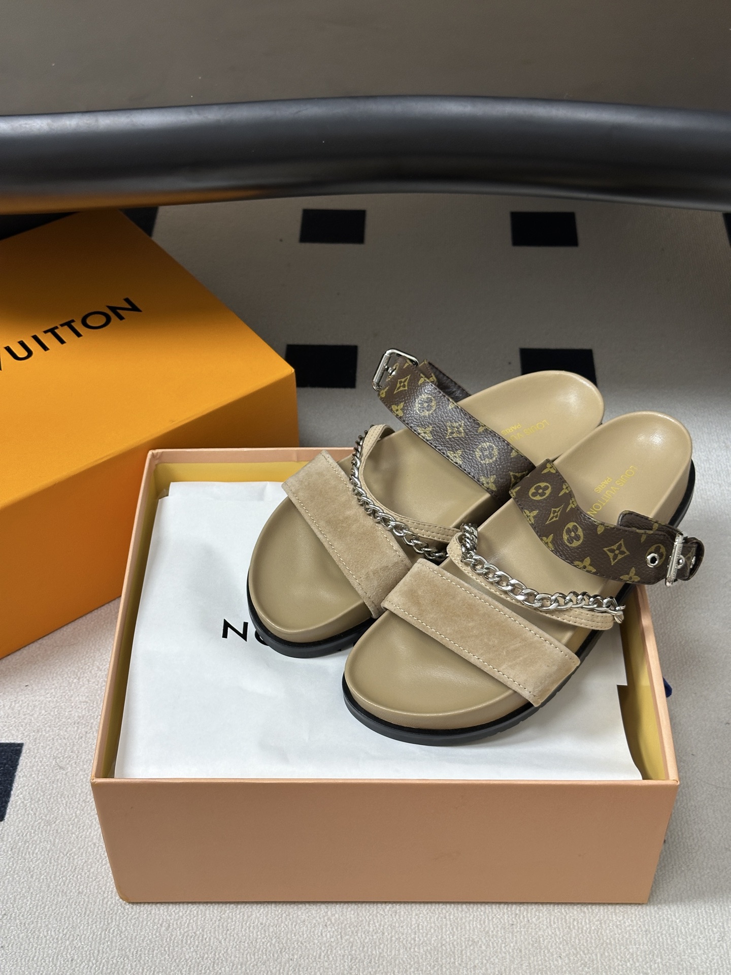 顶级品质 Louis Vuitton 路易威登2026夏季新款Lv 链条⛓凉拖鞋休闲搭扣沙滩平底凉拖鞋 LV Vibe舒 顶级品质 Louis Vuitton 路易威登2026夏季新款Lv 链条⛓凉拖鞋休闲搭扣沙滩平底凉拖鞋 LV Vibe舒