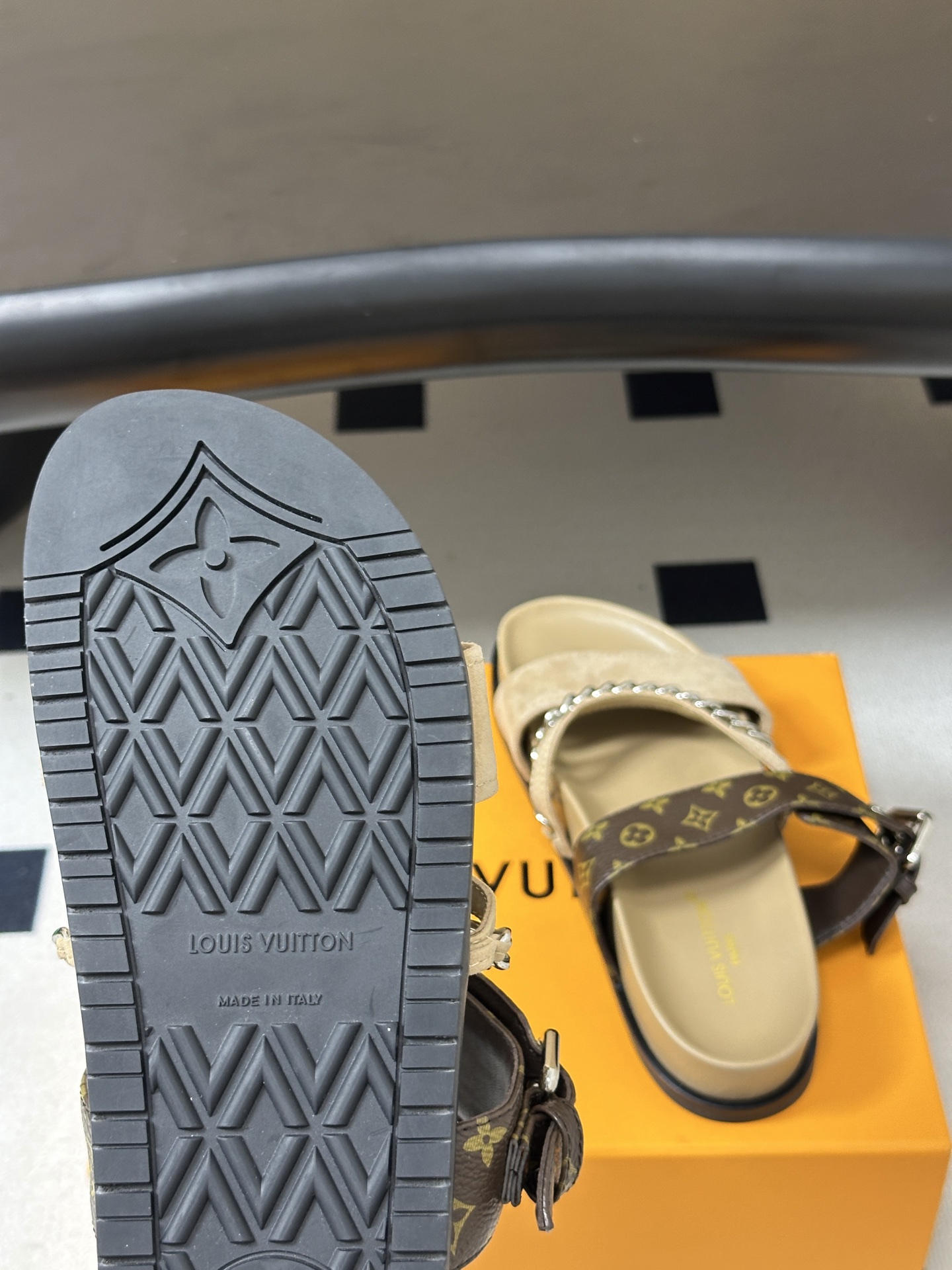 顶级品质 Louis Vuitton 路易威登2026夏季新款Lv 链条⛓凉拖鞋休闲搭扣沙滩平底凉拖鞋 LV Vibe舒 顶级品质 Louis Vuitton 路易威登2026夏季新款Lv 链条⛓凉拖鞋休闲搭扣沙滩平底凉拖鞋 LV Vibe舒
