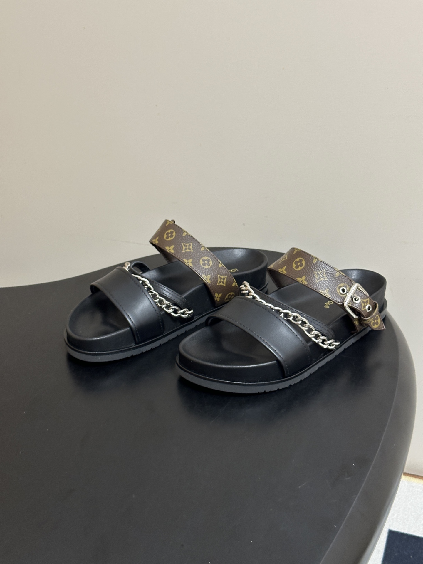 顶级品质 Louis Vuitton 路易威登2026夏季新款Lv 链条⛓凉拖鞋休闲搭扣沙滩平底凉拖鞋 LV Vibe舒 顶级品质 Louis Vuitton 路易威登2026夏季新款Lv 链条⛓凉拖鞋休闲搭扣沙滩平底凉拖鞋 LV Vibe舒