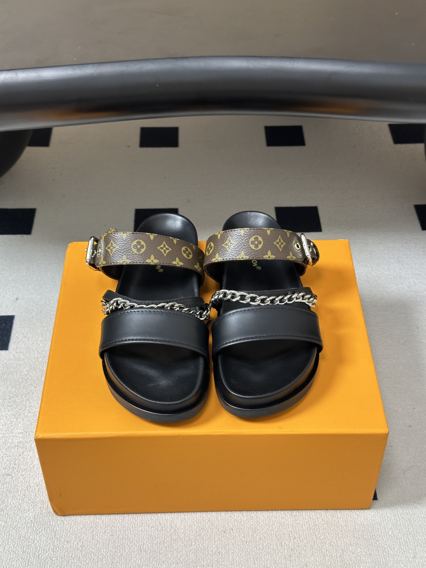 顶级品质 Louis Vuitton 路易威登2026夏季新款Lv 链条⛓凉拖鞋休闲搭扣沙滩平底凉拖鞋 LV Vibe舒 顶级品质 Louis Vuitton 路易威登2026夏季新款Lv 链条⛓凉拖鞋休闲搭扣沙滩平底凉拖鞋 LV Vibe舒