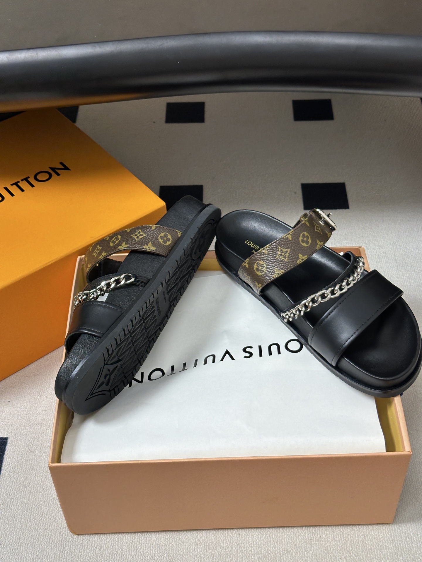 顶级品质 Louis Vuitton 路易威登2026夏季新款Lv 链条⛓凉拖鞋休闲搭扣沙滩平底凉拖鞋 LV Vibe舒 顶级品质 Louis Vuitton 路易威登2026夏季新款Lv 链条⛓凉拖鞋休闲搭扣沙滩平底凉拖鞋 LV Vibe舒