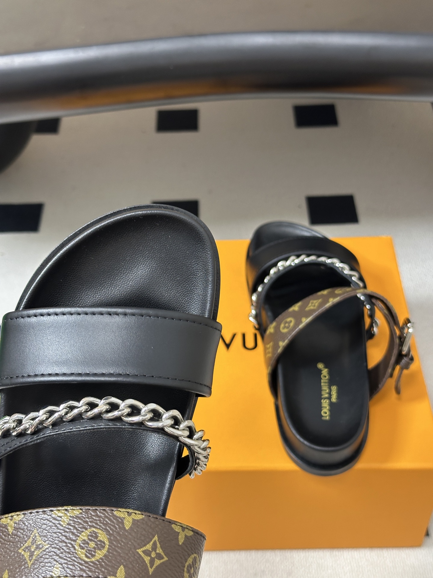 顶级品质 Louis Vuitton 路易威登2026夏季新款Lv 链条⛓凉拖鞋休闲搭扣沙滩平底凉拖鞋 LV Vibe舒 顶级品质 Louis Vuitton 路易威登2026夏季新款Lv 链条⛓凉拖鞋休闲搭扣沙滩平底凉拖鞋 LV Vibe舒