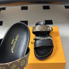 顶级品质 Louis Vuitton 路易威登2026夏季新款Lv 链条⛓凉拖鞋休闲搭扣沙滩平底凉拖鞋 LV Vibe舒 顶级品质 Louis Vuitton 路易威登2026夏季新款Lv 链条⛓凉拖鞋休闲搭扣沙滩平底凉拖鞋 LV Vibe舒