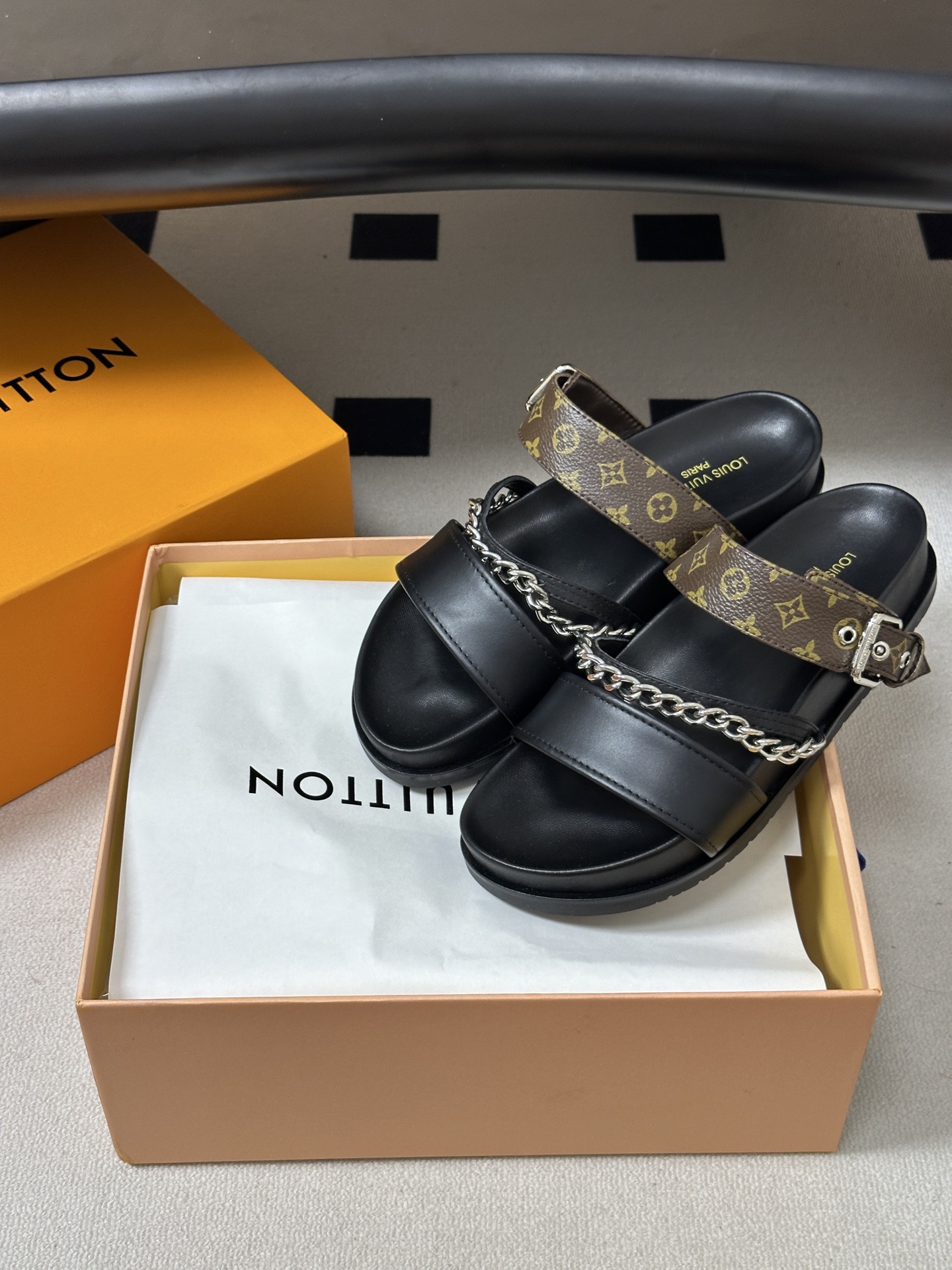 顶级品质 Louis Vuitton 路易威登2026夏季新款Lv 链条⛓凉拖鞋休闲搭扣沙滩平底凉拖鞋 LV Vibe舒 顶级品质 Louis Vuitton 路易威登2026夏季新款Lv 链条⛓凉拖鞋休闲搭扣沙滩平底凉拖鞋 LV Vibe舒