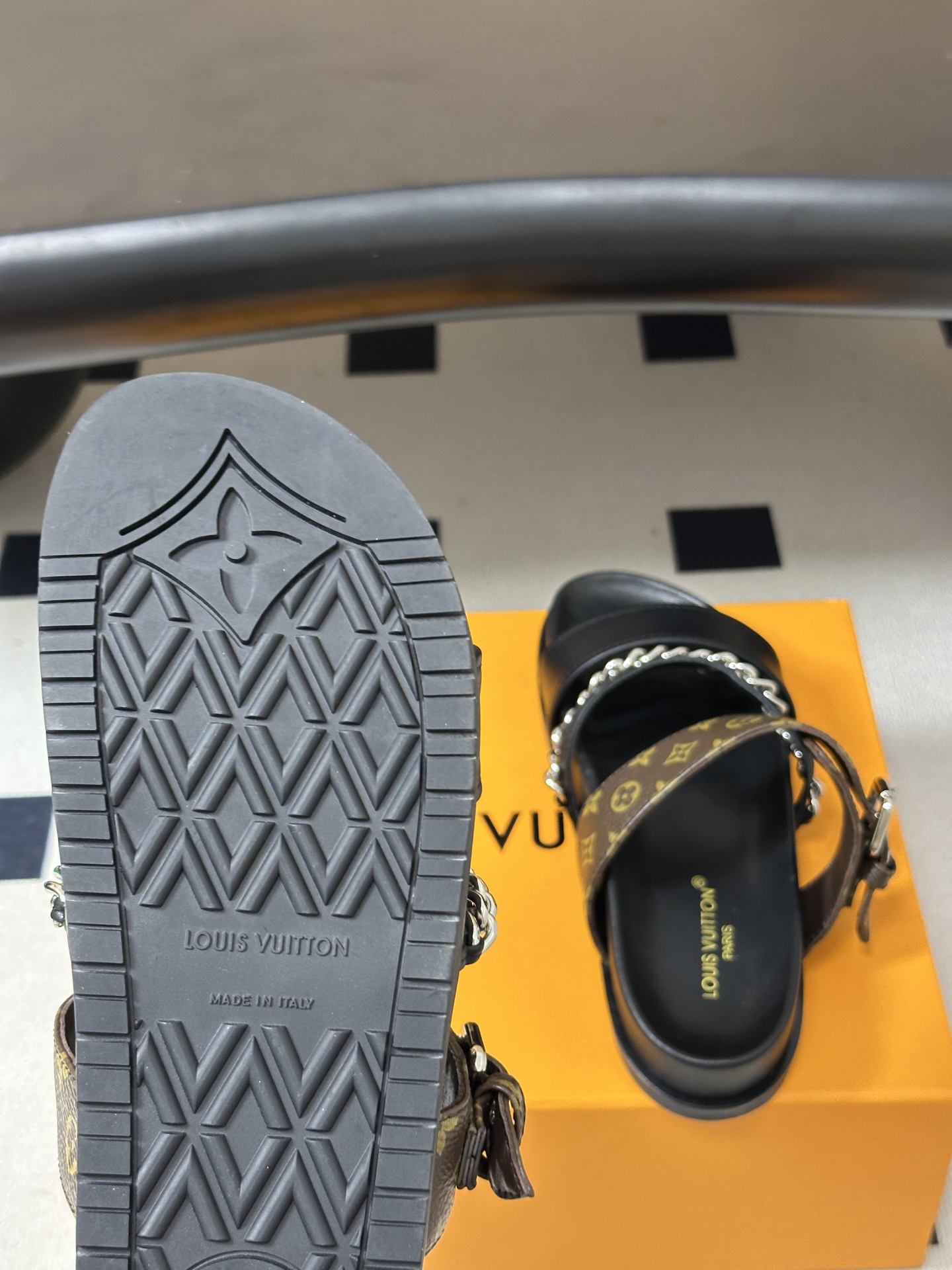 顶级品质 Louis Vuitton 路易威登2026夏季新款Lv 链条⛓凉拖鞋休闲搭扣沙滩平底凉拖鞋 LV Vibe舒 顶级品质 Louis Vuitton 路易威登2026夏季新款Lv 链条⛓凉拖鞋休闲搭扣沙滩平底凉拖鞋 LV Vibe舒