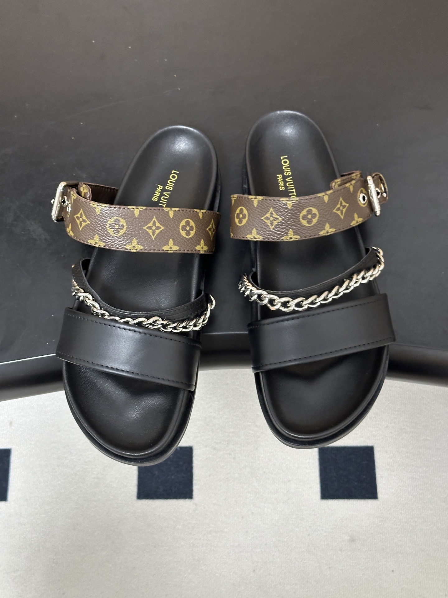 顶级品质 Louis Vuitton 路易威登2026夏季新款Lv 链条⛓凉拖鞋休闲搭扣沙滩平底凉拖鞋 LV Vibe舒 顶级品质 Louis Vuitton 路易威登2026夏季新款Lv 链条⛓凉拖鞋休闲搭扣沙滩平底凉拖鞋 LV Vibe舒