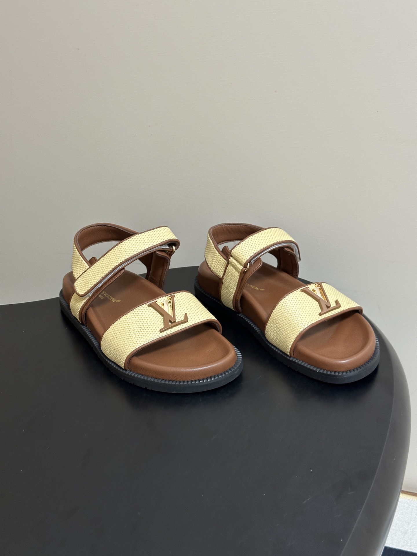 顶级品质 Louis Vuitton 路易威登2026夏季新款LV MARE COMFORT 凉鞋经典字母扣魔术贴休闲沙 顶级品质 Louis Vuitton 路易威登2026夏季新款LV MARE COMFORT 凉鞋经典字母扣魔术贴休闲沙