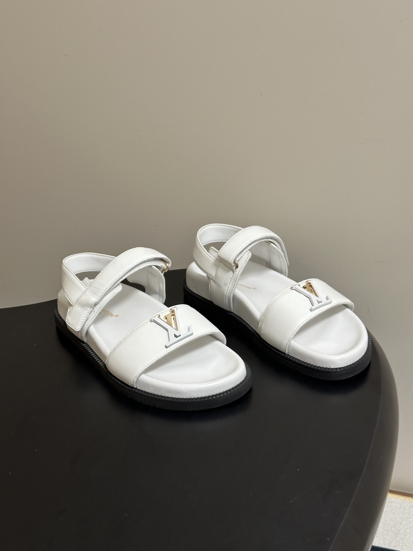 顶级品质 Louis Vuitton 路易威登2026夏季新款LV MARE COMFORT 凉鞋经典字母扣魔术贴休闲沙 顶级品质 Louis Vuitton 路易威登2026夏季新款LV MARE COMFORT 凉鞋经典字母扣魔术贴休闲沙
