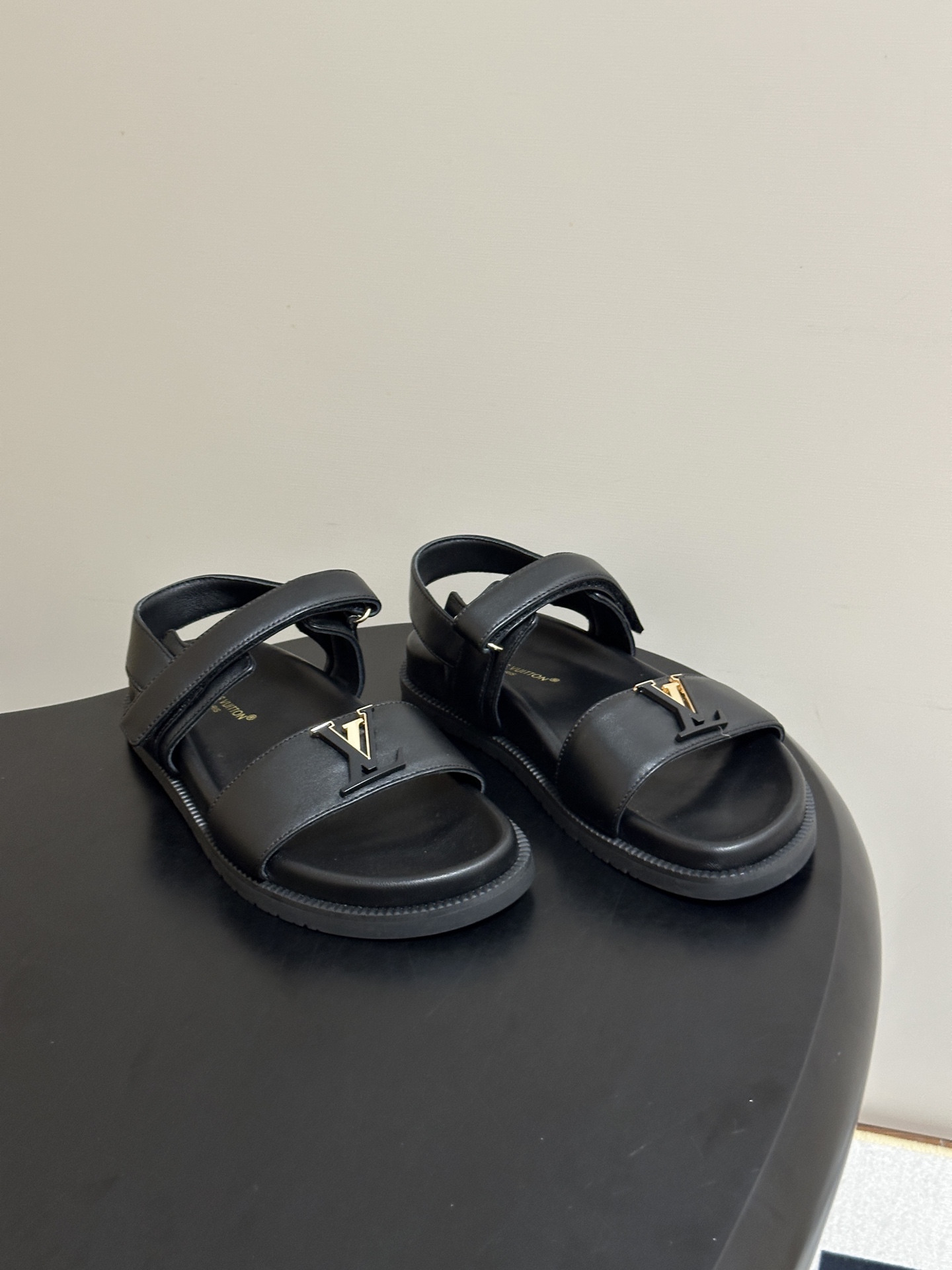 顶级品质 Louis Vuitton 路易威登2026夏季新款LV MARE COMFORT 凉鞋经典字母扣魔术贴休闲沙 顶级品质 Louis Vuitton 路易威登2026夏季新款LV MARE COMFORT 凉鞋经典字母扣魔术贴休闲沙
