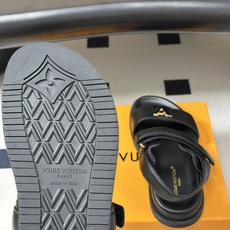 顶级品质 Louis Vuitton 路易威登2026夏季新款LV MARE COMFORT 凉鞋经典字母扣魔术贴休闲沙 顶级品质 Louis Vuitton 路易威登2026夏季新款LV MARE COMFORT 凉鞋经典字母扣魔术贴休闲沙