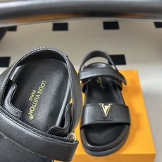 顶级品质 Louis Vuitton 路易威登2026夏季新款LV MARE COMFORT 凉鞋经典字母扣魔术贴休闲沙 顶级品质 Louis Vuitton 路易威登2026夏季新款LV MARE COMFORT 凉鞋经典字母扣魔术贴休闲沙