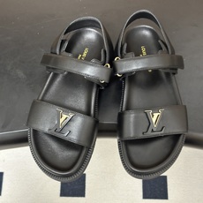 顶级品质 Louis Vuitton 路易威登2026夏季新款LV MARE COMFORT 凉鞋经典字母扣魔术贴休闲沙 顶级品质 Louis Vuitton 路易威登2026夏季新款LV MARE COMFORT 凉鞋经典字母扣魔术贴休闲沙