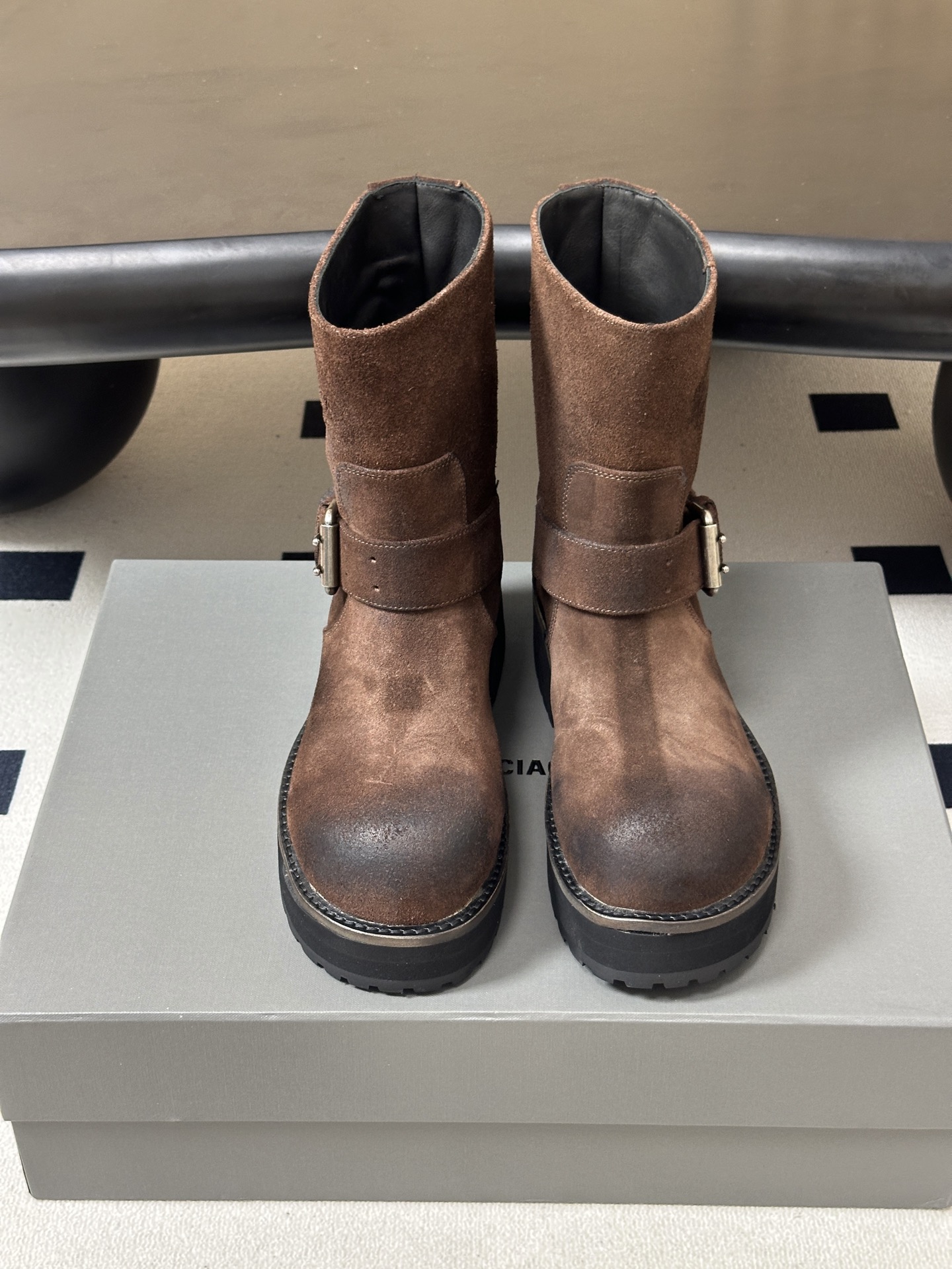26秋冬新款Balenciga巴黎世家 26FW毒液Venom 短筒靴 机车朋克风马丁短靴 搭扣大厚底一脚蹬短靴 暗黑机