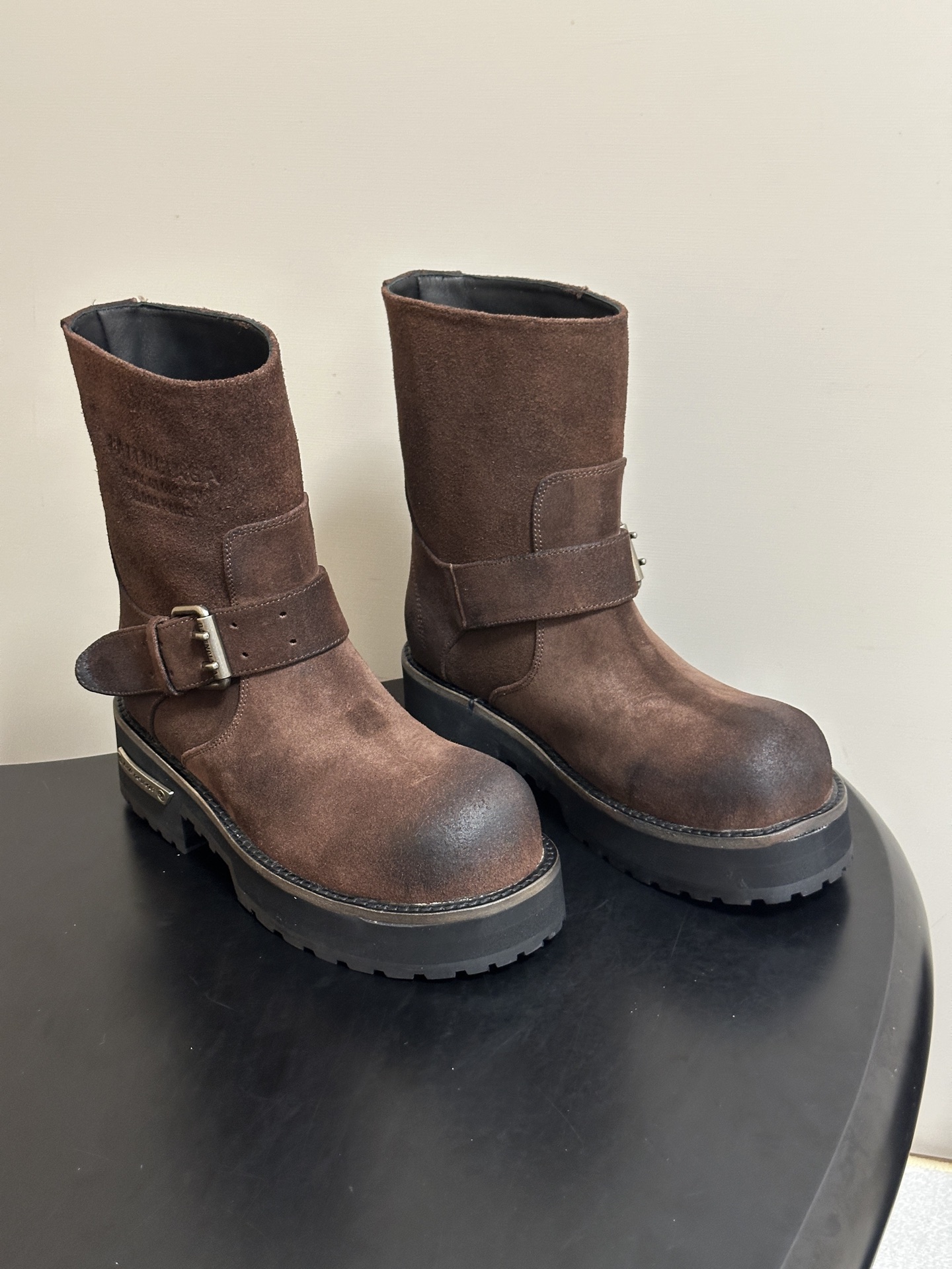 26秋冬新款Balenciga巴黎世家 26FW毒液Venom 短筒靴 机车朋克风马丁短靴 搭扣大厚底一脚蹬短靴 暗黑机 26秋冬新款Balenciga巴黎世家 26FW毒液Venom 短筒靴 机车朋克风马丁短靴 搭扣大厚底一脚蹬短靴 暗黑机