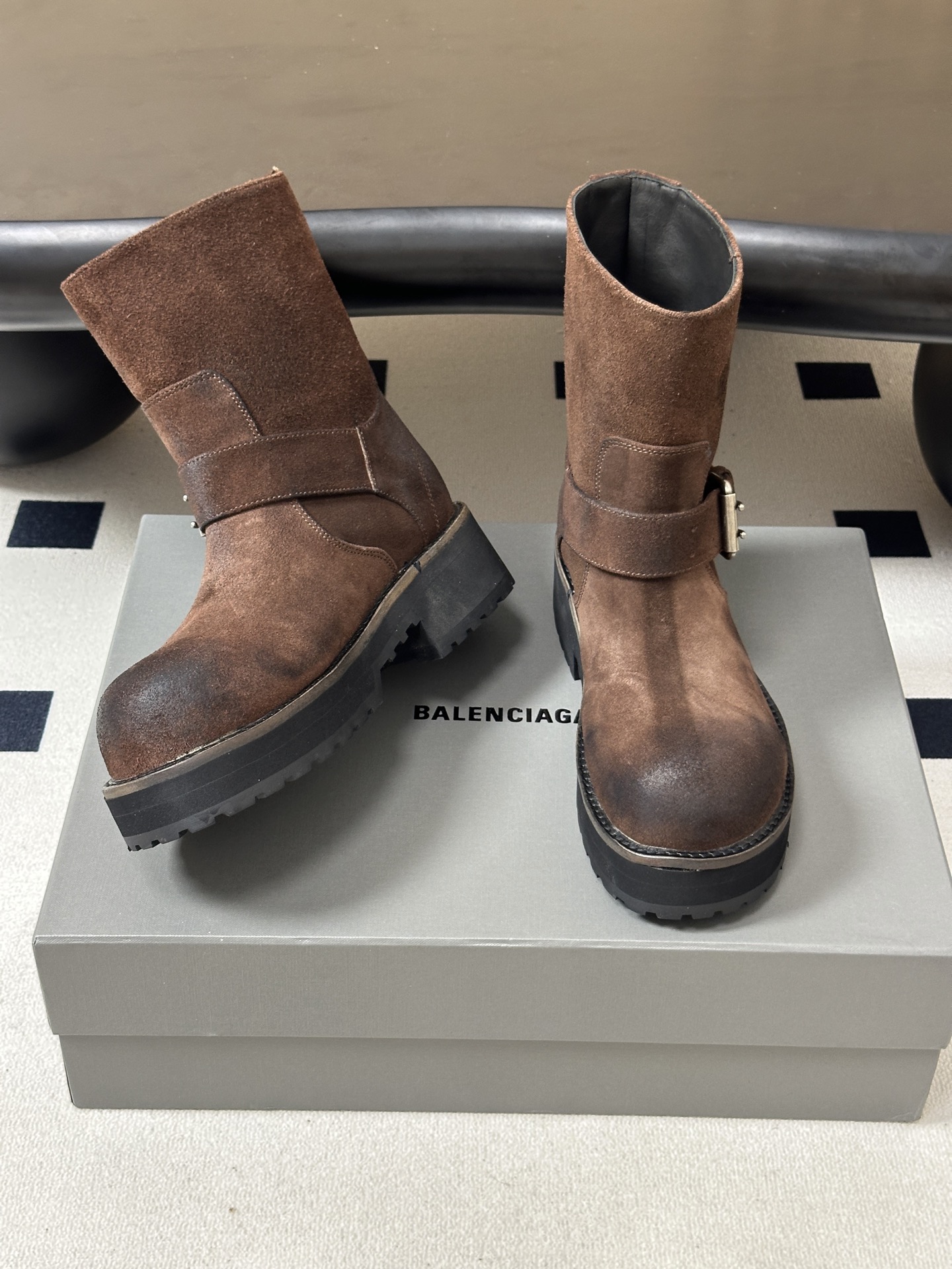 26秋冬新款Balenciga巴黎世家 26FW毒液Venom 短筒靴 机车朋克风马丁短靴 搭扣大厚底一脚蹬短靴 暗黑机