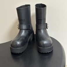 26秋冬新款Balenciga巴黎世家 26FW毒液Venom 短筒靴 机车朋克风马丁短靴 搭扣大厚底一脚蹬短靴 暗黑机 26秋冬新款Balenciga巴黎世家 26FW毒液Venom 短筒靴 机车朋克风马丁短靴 搭扣大厚底一脚蹬短靴 暗黑机