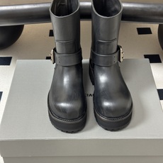 26秋冬新款Balenciga巴黎世家 26FW毒液Venom 短筒靴 机车朋克风马丁短靴 搭扣大厚底一脚蹬短靴 暗黑机 26秋冬新款Balenciga巴黎世家 26FW毒液Venom 短筒靴 机车朋克风马丁短靴 搭扣大厚底一脚蹬短靴 暗黑机