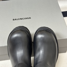 26秋冬新款Balenciga巴黎世家 26FW毒液Venom 短筒靴 机车朋克风马丁短靴 搭扣大厚底一脚蹬短靴 暗黑机 26秋冬新款Balenciga巴黎世家 26FW毒液Venom 短筒靴 机车朋克风马丁短靴 搭扣大厚底一脚蹬短靴 暗黑机