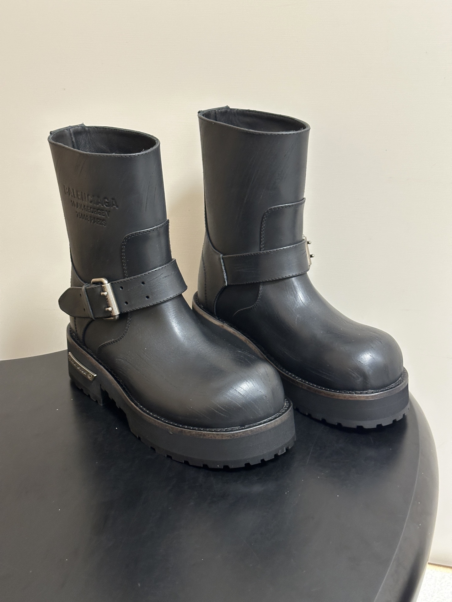 26秋冬新款Balenciga巴黎世家 26FW毒液Venom 短筒靴 机车朋克风马丁短靴 搭扣大厚底一脚蹬短靴 暗黑机 26秋冬新款Balenciga巴黎世家 26FW毒液Venom 短筒靴 机车朋克风马丁短靴 搭扣大厚底一脚蹬短靴 暗黑机