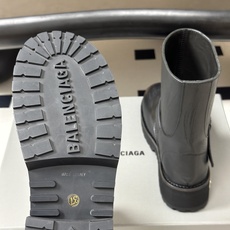 26秋冬新款Balenciga巴黎世家 26FW毒液Venom 短筒靴 机车朋克风马丁短靴 搭扣大厚底一脚蹬短靴 暗黑机 26秋冬新款Balenciga巴黎世家 26FW毒液Venom 短筒靴 机车朋克风马丁短靴 搭扣大厚底一脚蹬短靴 暗黑机