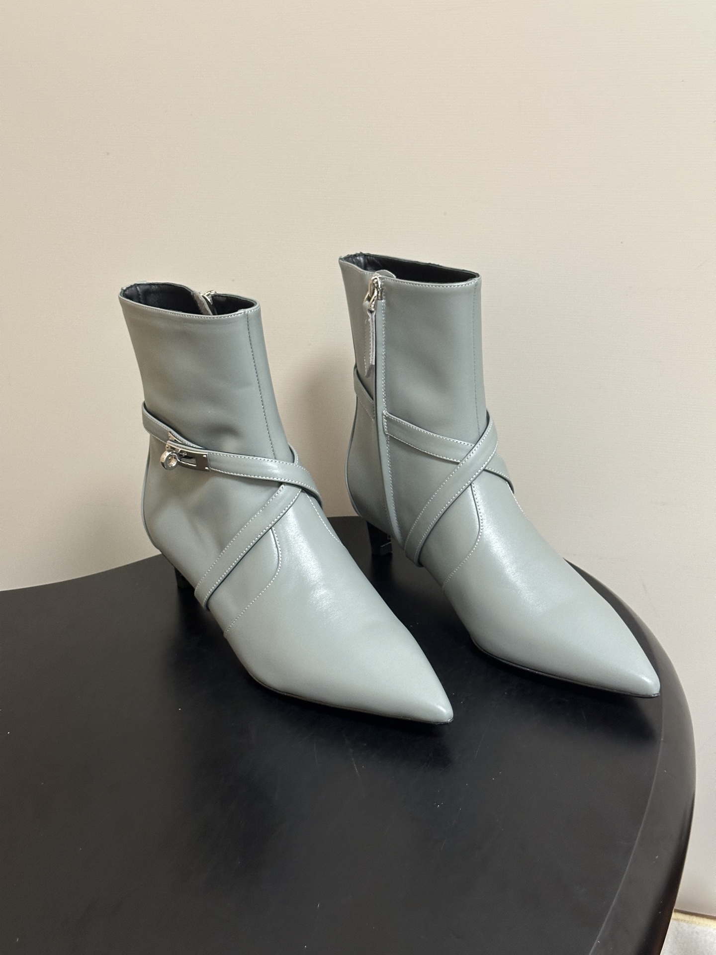 顶级品质 Hermes 爱马仕🐎 26Fw秋冬新款 H家Nice 40及踝靴系列经典Kelly扣交叉带及踝靴侧拉链小猫跟 顶级品质 Hermes 爱马仕🐎 26Fw秋冬新款 H家Nice 40及踝靴系列经典Kelly扣交叉带及踝靴侧拉链小猫跟