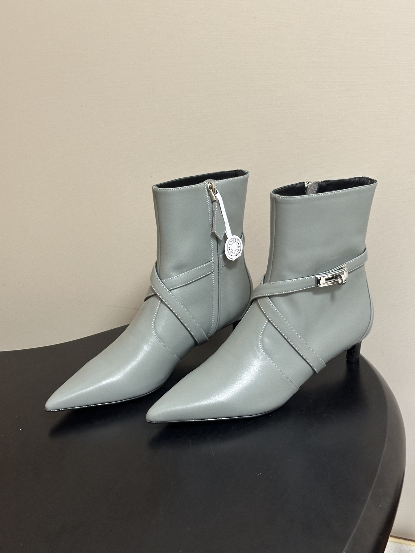 顶级品质 Hermes 爱马仕🐎 26Fw秋冬新款 H家Nice 40及踝靴系列经典Kelly扣交叉带及踝靴侧拉链小猫跟 顶级品质 Hermes 爱马仕🐎 26Fw秋冬新款 H家Nice 40及踝靴系列经典Kelly扣交叉带及踝靴侧拉链小猫跟