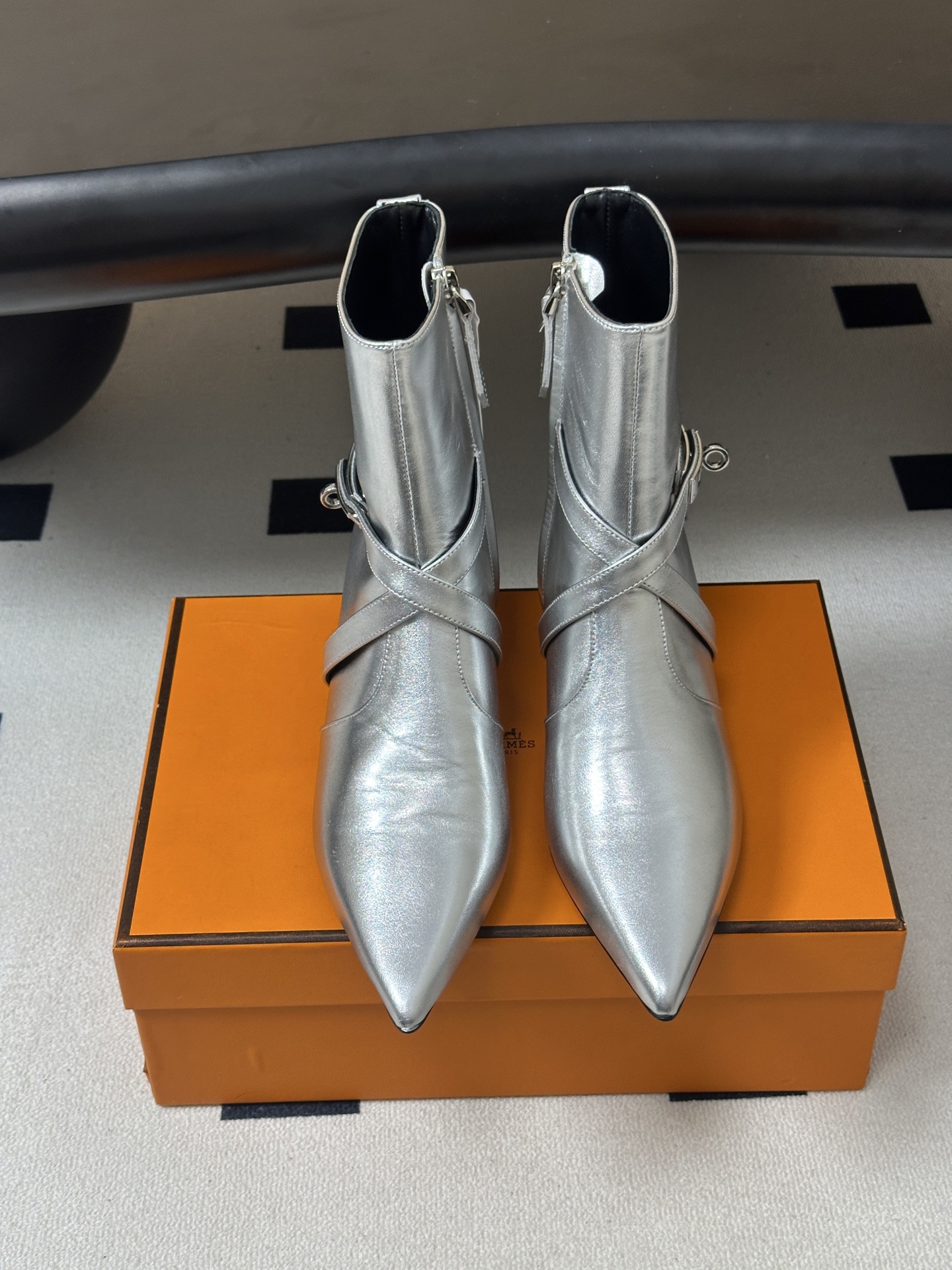顶级品质 Hermes 爱马仕🐎 26Fw秋冬新款 H家Nice 40及踝靴系列经典Kelly扣交叉带及踝靴侧拉链小猫跟 顶级品质 Hermes 爱马仕🐎 26Fw秋冬新款 H家Nice 40及踝靴系列经典Kelly扣交叉带及踝靴侧拉链小猫跟
