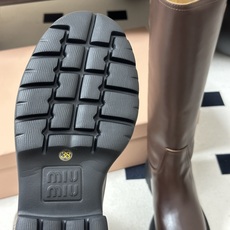 顶级品质 26Ss秋冬新款Miu Miu 缪缪 擦色牛皮厚底中筒靴 搭扣直筒骑士靴 这款靴子采用特殊的双色蜡处理工艺实现 顶级品质 26Ss秋冬新款Miu Miu 缪缪 擦色牛皮厚底中筒靴 搭扣直筒骑士靴 这款靴子采用特殊的双色蜡处理工艺实现