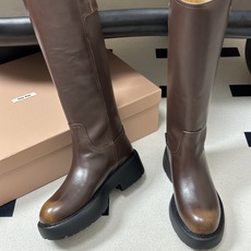 顶级品质 26Ss秋冬新款Miu Miu 缪缪 擦色牛皮厚底中筒靴 搭扣直筒骑士靴 这款靴子采用特殊的双色蜡处理工艺实现 顶级品质 26Ss秋冬新款Miu Miu 缪缪 擦色牛皮厚底中筒靴 搭扣直筒骑士靴 这款靴子采用特殊的双色蜡处理工艺实现
