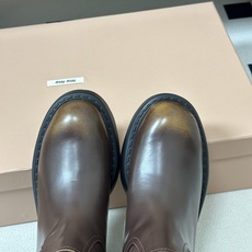 顶级品质 26Ss秋冬新款Miu Miu 缪缪 擦色牛皮厚底中筒靴 搭扣直筒骑士靴 这款靴子采用特殊的双色蜡处理工艺实现 顶级品质 26Ss秋冬新款Miu Miu 缪缪 擦色牛皮厚底中筒靴 搭扣直筒骑士靴 这款靴子采用特殊的双色蜡处理工艺实现