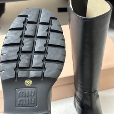 顶级品质 26Ss秋冬新款Miu Miu 缪缪 擦色牛皮厚底中筒靴 搭扣直筒骑士靴 这款靴子采用特殊的双色蜡处理工艺实现 顶级品质 26Ss秋冬新款Miu Miu 缪缪 擦色牛皮厚底中筒靴 搭扣直筒骑士靴 这款靴子采用特殊的双色蜡处理工艺实现