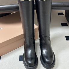 顶级品质 26Ss秋冬新款Miu Miu 缪缪 擦色牛皮厚底中筒靴 搭扣直筒骑士靴 这款靴子采用特殊的双色蜡处理工艺实现 顶级品质 26Ss秋冬新款Miu Miu 缪缪 擦色牛皮厚底中筒靴 搭扣直筒骑士靴 这款靴子采用特殊的双色蜡处理工艺实现