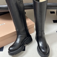 顶级品质 26Ss秋冬新款Miu Miu 缪缪 擦色牛皮厚底中筒靴 搭扣直筒骑士靴 这款靴子采用特殊的双色蜡处理工艺实现 顶级品质 26Ss秋冬新款Miu Miu 缪缪 擦色牛皮厚底中筒靴 搭扣直筒骑士靴 这款靴子采用特殊的双色蜡处理工艺实现