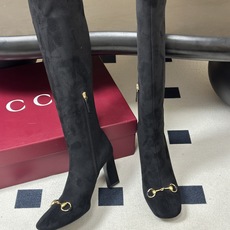 26Ss秋冬新款Gucci古驰经典马衔扣高跟弹力长靴麂皮绒面弹力靴侧拉链弹力长靴 这款弹力靴采用进口丝光绒弹力皮匠心打造 26Ss秋冬新款Gucci古驰经典马衔扣高跟弹力长靴麂皮绒面弹力靴侧拉链弹力长靴 这款弹力靴采用进口丝光绒弹力皮匠心打造