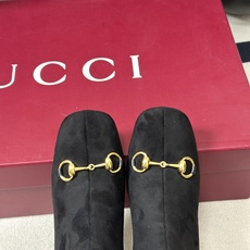 26Ss秋冬新款Gucci古驰经典马衔扣高跟弹力长靴麂皮绒面弹力靴侧拉链弹力长靴 这款弹力靴采用进口丝光绒弹力皮匠心打造 26Ss秋冬新款Gucci古驰经典马衔扣高跟弹力长靴麂皮绒面弹力靴侧拉链弹力长靴 这款弹力靴采用进口丝光绒弹力皮匠心打造