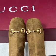 26Ss秋冬新款Gucci古驰经典马衔扣高跟弹力长靴麂皮绒面弹力靴侧拉链弹力长靴 这款弹力靴采用进口丝光绒弹力皮匠心打造 26Ss秋冬新款Gucci古驰经典马衔扣高跟弹力长靴麂皮绒面弹力靴侧拉链弹力长靴 这款弹力靴采用进口丝光绒弹力皮匠心打造