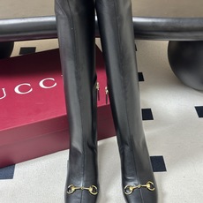26Ss秋冬新款Gucci古驰经典马衔扣高跟弹力长靴麂皮绒面弹力靴侧拉链弹力长靴 这款弹力靴采用进口丝光绒弹力皮匠心打造 26Ss秋冬新款Gucci古驰经典马衔扣高跟弹力长靴麂皮绒面弹力靴侧拉链弹力长靴 这款弹力靴采用进口丝光绒弹力皮匠心打造