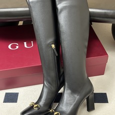 26Ss秋冬新款Gucci古驰经典马衔扣高跟弹力长靴麂皮绒面弹力靴侧拉链弹力长靴 这款弹力靴采用进口丝光绒弹力皮匠心打造 26Ss秋冬新款Gucci古驰经典马衔扣高跟弹力长靴麂皮绒面弹力靴侧拉链弹力长靴 这款弹力靴采用进口丝光绒弹力皮匠心打造