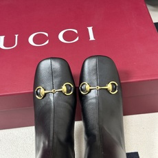 26Ss秋冬新款Gucci古驰经典马衔扣高跟弹力长靴麂皮绒面弹力靴侧拉链弹力长靴 这款弹力靴采用进口丝光绒弹力皮匠心打造 26Ss秋冬新款Gucci古驰经典马衔扣高跟弹力长靴麂皮绒面弹力靴侧拉链弹力长靴 这款弹力靴采用进口丝光绒弹力皮匠心打造
