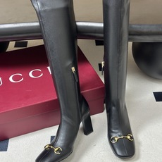 26Ss秋冬新款Gucci古驰经典马衔扣高跟弹力长靴麂皮绒面弹力靴侧拉链弹力长靴 这款弹力靴采用进口丝光绒弹力皮匠心打造 26Ss秋冬新款Gucci古驰经典马衔扣高跟弹力长靴麂皮绒面弹力靴侧拉链弹力长靴 这款弹力靴采用进口丝光绒弹力皮匠心打造