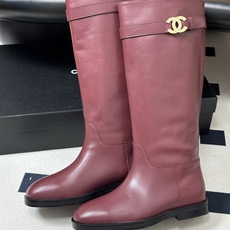 秋冬新款Chanel 小香26B 双C扣带直筒靴短靴/长靴系列 走秀款圆头粗跟长靴骑士靴直筒靴 非常爆真的是很耐看越看越 秋冬新款Chanel 小香26B 双C扣带直筒靴短靴/长靴系列 走秀款圆头粗跟长靴骑士靴直筒靴 非常爆真的是很耐看越看越