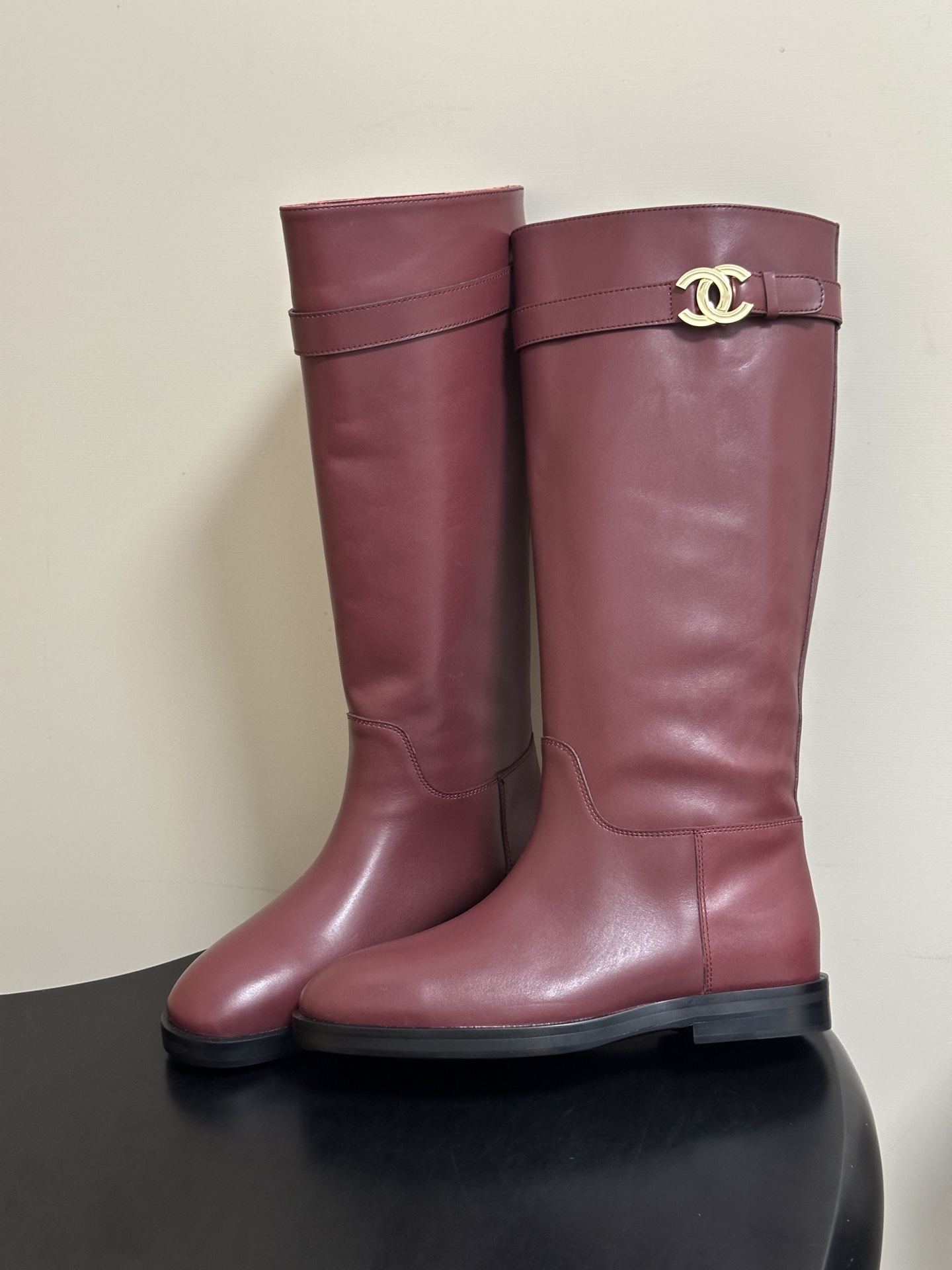 秋冬新款Chanel 小香26B 双C扣带直筒靴短靴/长靴系列 走秀款圆头粗跟长靴骑士靴直筒靴 非常爆真的是很耐看越看越 秋冬新款Chanel 小香26B 双C扣带直筒靴短靴/长靴系列 走秀款圆头粗跟长靴骑士靴直筒靴 非常爆真的是很耐看越看越