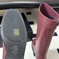 秋冬新款Chanel 小香26B 双C扣带直筒靴短靴/长靴系列 走秀款圆头粗跟长靴骑士靴直筒靴 非常爆真的是很耐看越看越 秋冬新款Chanel 小香26B 双C扣带直筒靴短靴/长靴系列 走秀款圆头粗跟长靴骑士靴直筒靴 非常爆真的是很耐看越看越