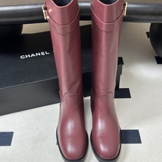 秋冬新款Chanel 小香26B 双C扣带直筒靴短靴/长靴系列 走秀款圆头粗跟长靴骑士靴直筒靴 非常爆真的是很耐看越看越 秋冬新款Chanel 小香26B 双C扣带直筒靴短靴/长靴系列 走秀款圆头粗跟长靴骑士靴直筒靴 非常爆真的是很耐看越看越