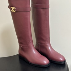 秋冬新款Chanel 小香26B 双C扣带直筒靴短靴/长靴系列 走秀款圆头粗跟长靴骑士靴直筒靴 非常爆真的是很耐看越看越 秋冬新款Chanel 小香26B 双C扣带直筒靴短靴/长靴系列 走秀款圆头粗跟长靴骑士靴直筒靴 非常爆真的是很耐看越看越