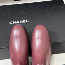 秋冬新款Chanel 小香26B 双C扣带直筒靴短靴/长靴系列 走秀款圆头粗跟长靴骑士靴直筒靴 非常爆真的是很耐看越看越 秋冬新款Chanel 小香26B 双C扣带直筒靴短靴/长靴系列 走秀款圆头粗跟长靴骑士靴直筒靴 非常爆真的是很耐看越看越
