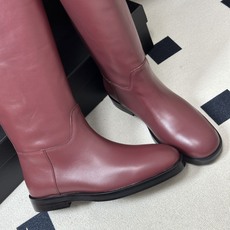 秋冬新款Chanel 小香26B 双C扣带直筒靴短靴/长靴系列 走秀款圆头粗跟长靴骑士靴直筒靴 非常爆真的是很耐看越看越 秋冬新款Chanel 小香26B 双C扣带直筒靴短靴/长靴系列 走秀款圆头粗跟长靴骑士靴直筒靴 非常爆真的是很耐看越看越
