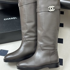 秋冬新款Chanel 小香26B 双C扣带直筒靴短靴/长靴系列 走秀款圆头粗跟长靴骑士靴直筒靴 非常爆真的是很耐看越看越 秋冬新款Chanel 小香26B 双C扣带直筒靴短靴/长靴系列 走秀款圆头粗跟长靴骑士靴直筒靴 非常爆真的是很耐看越看越