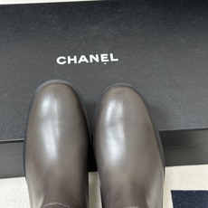 秋冬新款Chanel 小香26B 双C扣带直筒靴短靴/长靴系列 走秀款圆头粗跟长靴骑士靴直筒靴 非常爆真的是很耐看越看越 秋冬新款Chanel 小香26B 双C扣带直筒靴短靴/长靴系列 走秀款圆头粗跟长靴骑士靴直筒靴 非常爆真的是很耐看越看越