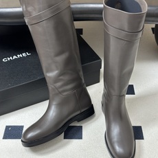 秋冬新款Chanel 小香26B 双C扣带直筒靴短靴/长靴系列 走秀款圆头粗跟长靴骑士靴直筒靴 非常爆真的是很耐看越看越 秋冬新款Chanel 小香26B 双C扣带直筒靴短靴/长靴系列 走秀款圆头粗跟长靴骑士靴直筒靴 非常爆真的是很耐看越看越